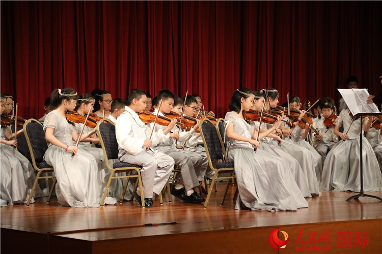 北京市學(xué)生金帆藝術(shù)團(tuán)的學(xué)生們演奏音樂。人民網(wǎng)記者 李志偉攝