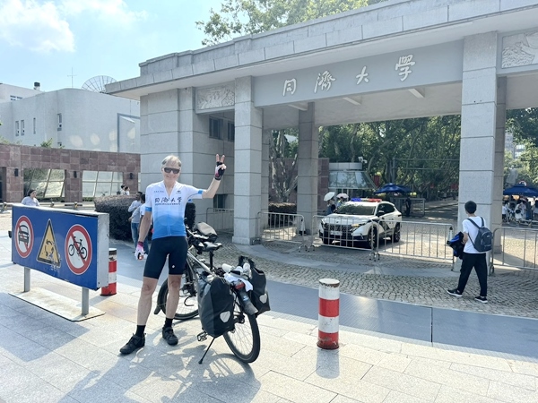 近日，同濟(jì)大學(xué)建筑與城市規(guī)劃學(xué)院Ole Bouman教授順利抵達(dá)上海。校方供圖