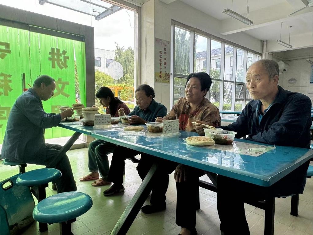 圖為鳳縣河口鎮(zhèn)中心小學(xué)臨時(shí)安置點(diǎn)內(nèi)正在吃飯的受災(zāi)群眾。新華社記者 劉彤 攝