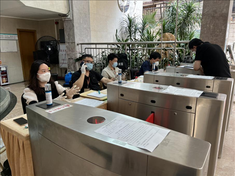 廣州市越秀區(qū)教育局現(xiàn)場審核返區(qū)生辦理材料，采用“提前網(wǎng)上預(yù)約、現(xiàn)場分批辦理”的方式進(jìn)行。廣州市越秀區(qū)教育局供圖