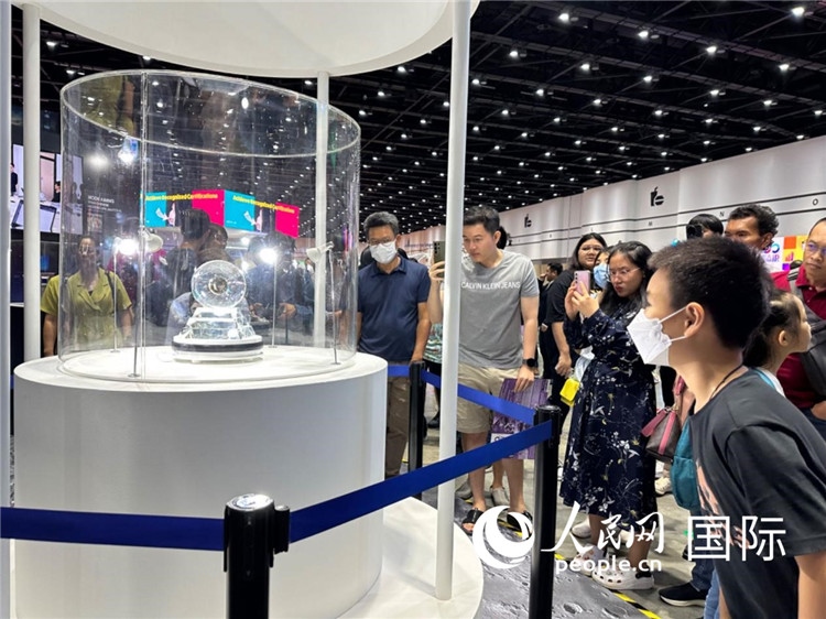 觀眾參觀中國“嫦娥五號(hào)”探測器從月球帶回的珍貴樣品。人民網(wǎng)記者簡承淵攝