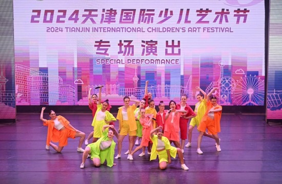 7月22日，來自俄羅斯的舞蹈團(tuán)演員在藝術(shù)節(jié)上展演。新華社記者 趙子碩 攝
