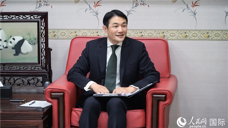 使館發(fā)言人畢海波公參介紹黨的二十屆三中全會(huì)情況并回答記者提問。人民網(wǎng) 郭錦標(biāo)攝