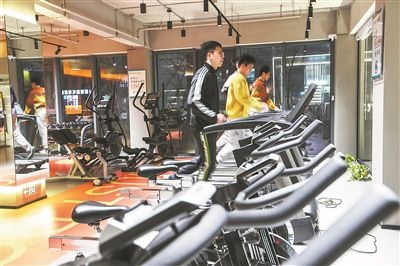 年輕人在江蘇省一人才社區(qū)的健身房運(yùn)動(dòng)。 新華社記者 楊磊攝