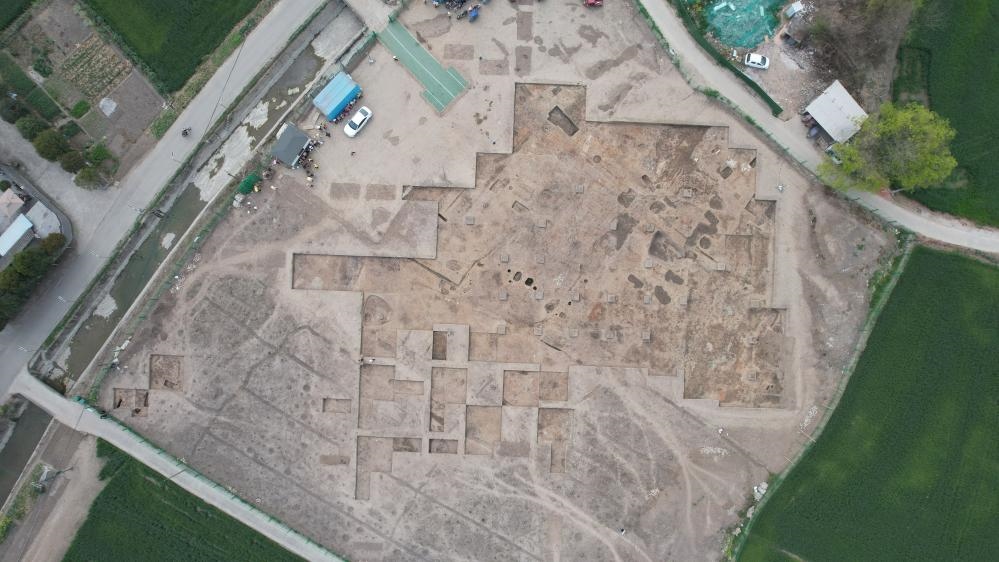 這是2024年3月23日拍攝的四川省廣漢市三星堆遺址發(fā)掘區(qū)（無人機照片）。新華社發(fā)（四川省文物考古研究院供圖）