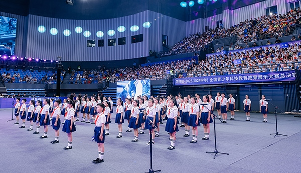 開(kāi)幕式現(xiàn)場(chǎng)，學(xué)生們朗誦“科技強(qiáng)國(guó) 未來(lái)有我” 。主辦方供圖