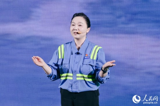 黃英紅講述在互聯(lián)網(wǎng)“種地”的故事。人民網(wǎng)攝