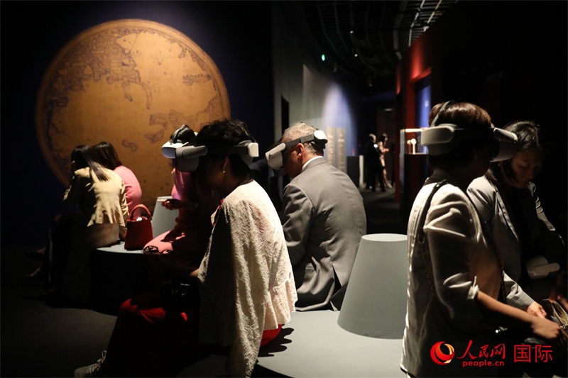 嘉賓在展覽“傳奇之旅：馬可·波羅與絲綢之路上的世界”VR體驗(yàn)區(qū)參觀。人民網(wǎng) 殷韜攝