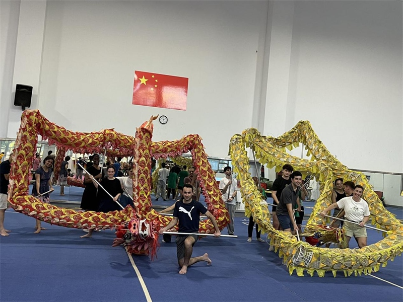 在中國和巴西共迎兩國建交50周年之際，巴西圣保羅州立大學(xué)孔子學(xué)院今年7月成功組織多批、近40名巴西青少年來華進(jìn)行短期訪問交流，圖為訪問團(tuán)成員在中國參加文化體驗(yàn)活動(dòng)。 巴西圣保羅州立大學(xué)孔子學(xué)院供圖