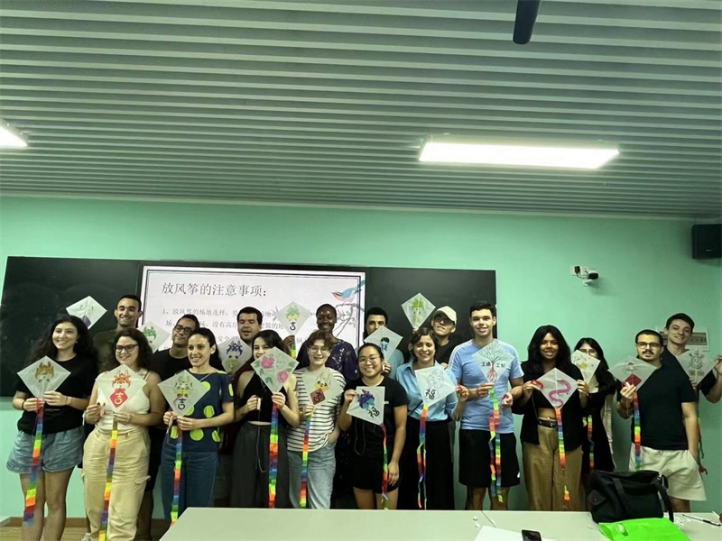 在中國和巴西共迎兩國建交50周年之際，巴西圣保羅州立大學(xué)孔子學(xué)院今年7月成功組織多批、近40名巴西青少年來華進(jìn)行短期訪問交流，圖為訪問團(tuán)成員參加文化體驗(yàn)活動(dòng)。 巴西圣保羅州立大學(xué)孔子學(xué)院供圖