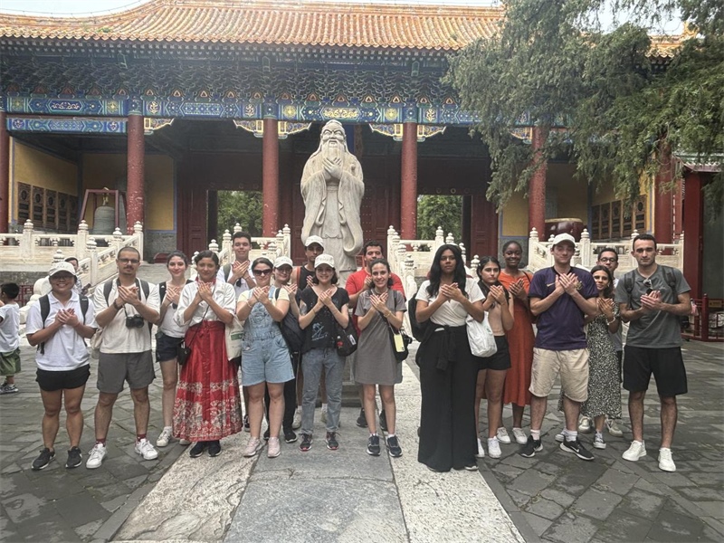 在中國和巴西共迎兩國建交50周年之際，巴西圣保羅州立大學(xué)孔子學(xué)院今年7月成功組織多批、近40名巴西青少年來華進(jìn)行短期訪問交流，圖為訪問團(tuán)成員參加文化體驗(yàn)活動(dòng)。 巴西圣保羅州立大學(xué)孔子學(xué)院供圖