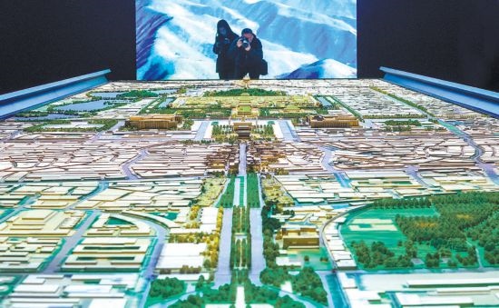 首都博物館“輝煌中軸”展廳內(nèi)，十六米長的中軸線沙盤，配以立體投影技術，展現(xiàn)北京中軸線之壯美。 本報記者 武亦彬攝