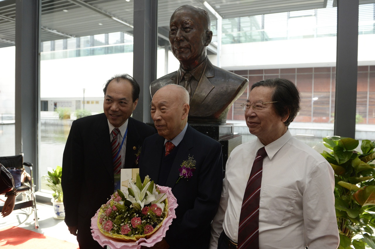 2014年7月31日，“寧波幫”代表人士李達三（中）在自己的塑像前留影。圖片來源：新華社