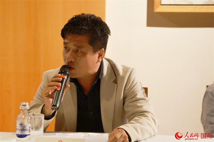 巴西中國(guó)浙江商會(huì)會(huì)長(zhǎng)鄭俠茂在座談會(huì)上致辭。人民網(wǎng)記者 陳海琪攝