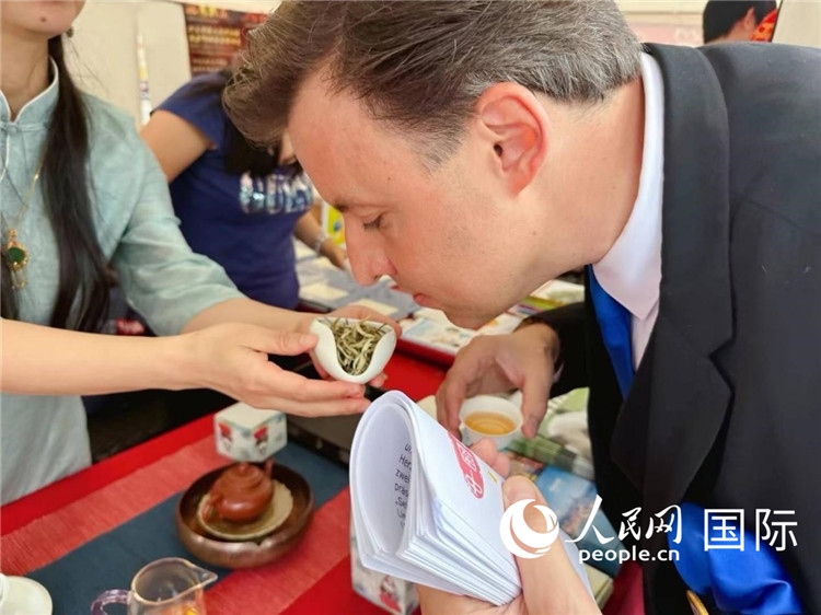 德國(guó)市民品鑒中國(guó)茶。人民網(wǎng)記者 劉赫攝