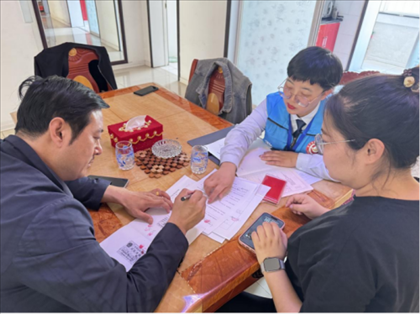 棋蒙政務(wù)企業(yè)服務(wù)中心幫辦代辦員為高老先生上門辦理業(yè)務(wù)。鄂托克旗政務(wù)服務(wù)與數(shù)據(jù)管理局供圖