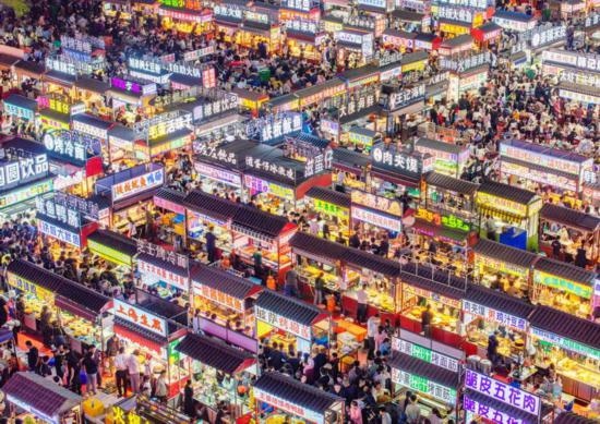 2024年4月21日，人們在河北省正定縣小商品夜市品嘗美食（無人機照片）。新華社發(fā)（武志偉 攝）
