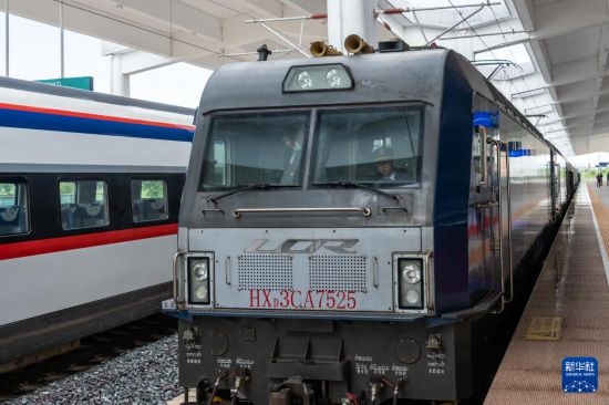 8月5日，由老撾籍火車司機(jī)獨(dú)立駕駛的滿載貨物的列車駛出中老鐵路萬象站。新華社發(fā)（凱喬 攝）