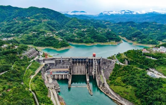 這是陜西安康水電站大壩（2024年6月21日攝，無人機照片）。新華社記者 蔡湘鑫 攝