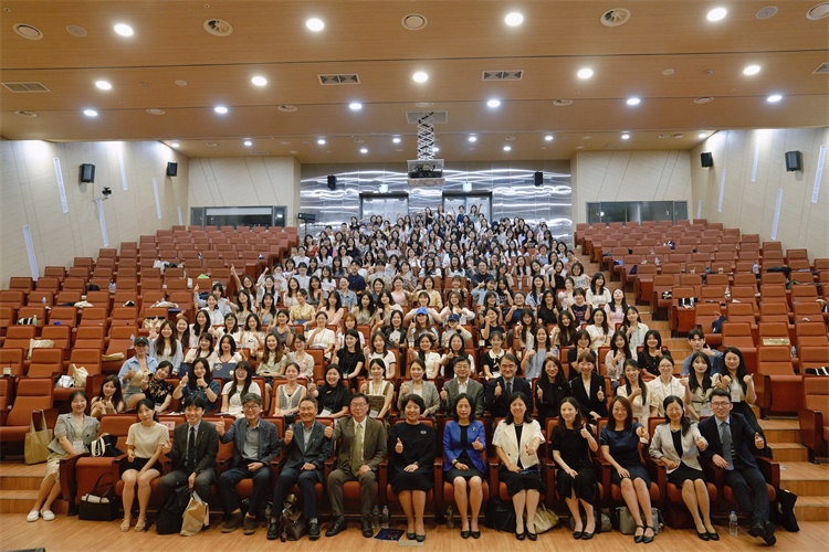 8月5日，第十一屆在韓國際中文教育志愿者崗中培訓(xùn)舉行開班儀式。圖為活動現(xiàn)場合影。 教育部中外語言交流合作中心供圖