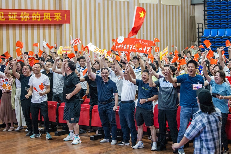 北京時(shí)間7月27日，2024年巴黎奧運(yùn)會(huì)首個(gè)比賽日，在射擊10米氣步槍混合團(tuán)體比賽中，中國(guó)選手黃雨婷/盛李豪獲得金牌。圖為黃雨婷的母校師生們通過(guò)收看奧運(yùn)直播的方式為她加油助威。