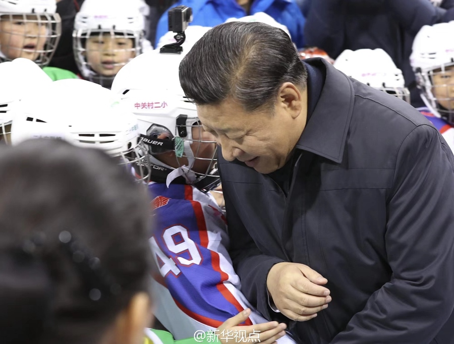 2017年2月24日，習近平總書記在北京五棵松體育中心考察時同青少年冰球愛好者“撞肩”，表示相互問候。新華社記者 丁林 攝