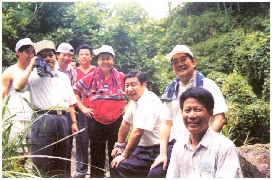1999年6月，習近平在福州森林公園參加紀念毛主席“發(fā)展體育運動，增強人民體質(zhì)”題詞47周年登山健身活動。（資料照片，來源：《習近平在福建》（下））