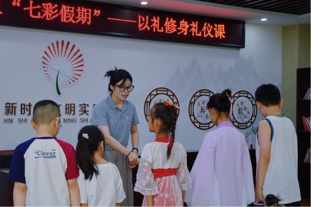 曲阜市小雪街道如意社區(qū)新時(shí)代文明實(shí)踐站以禮修身禮儀課。謝婉瑩 攝