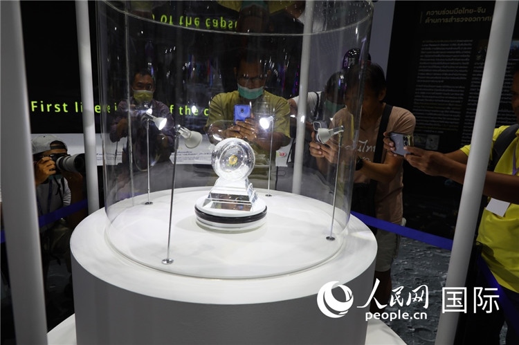 “嫦娥五號”探測器從月球帶回的月球樣品在泰國展出。人民網(wǎng)記者簡承淵攝