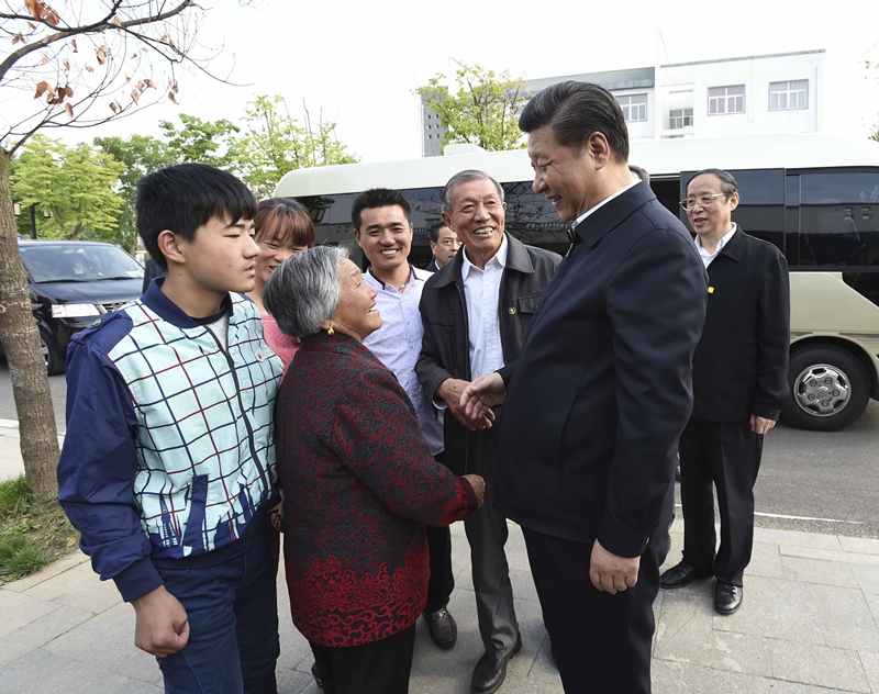 2016年4月25日，習(xí)近平在安徽省滁州市鳳陽縣小崗村看望當(dāng)年大包干帶頭人嚴(yán)金昌（右三）一家。