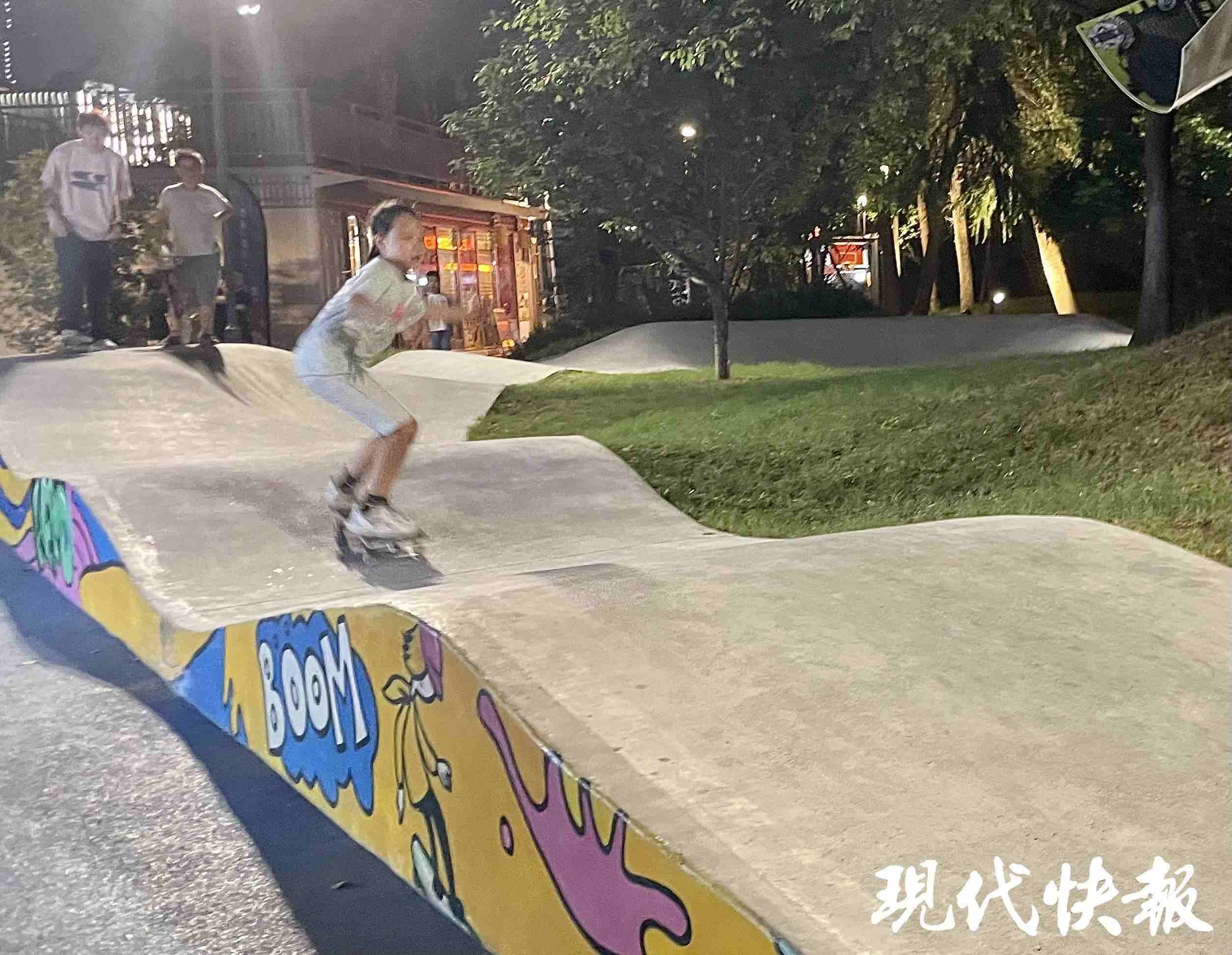 南京西城·夜未央的滑板場(chǎng)地上，一群青少年正在玩滑板