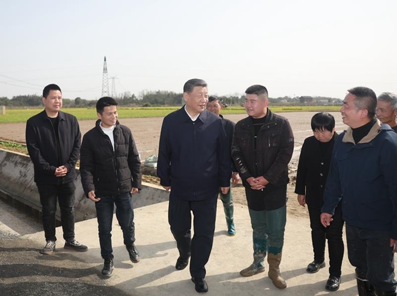 2024年3月19日，習近平總書記在湖南常德市鼎城區(qū)謝家鋪鎮(zhèn)港中坪村，同種糧大戶、農(nóng)技人員、基層干部親切交流。