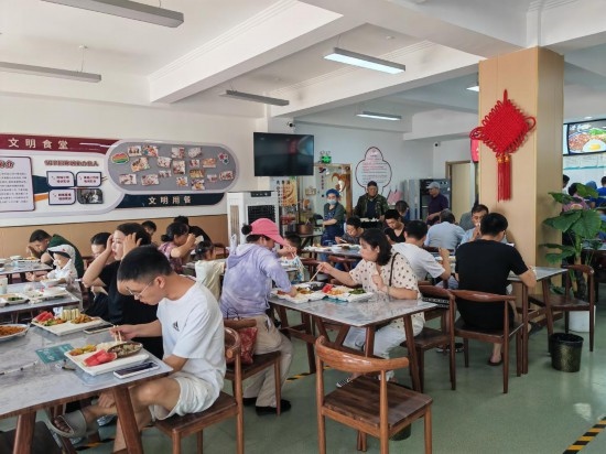 清水灣社區(qū)食堂坐滿了前來就餐的居民。新華社記者 鄒欣媛 攝