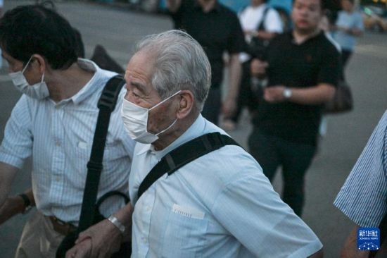 8月12日晚，侵華日軍第七三一部隊（簡稱“731部隊”）“少年隊”原隊員清水英男，乘機(jī)抵達(dá)哈爾濱。新華社記者 王松 攝