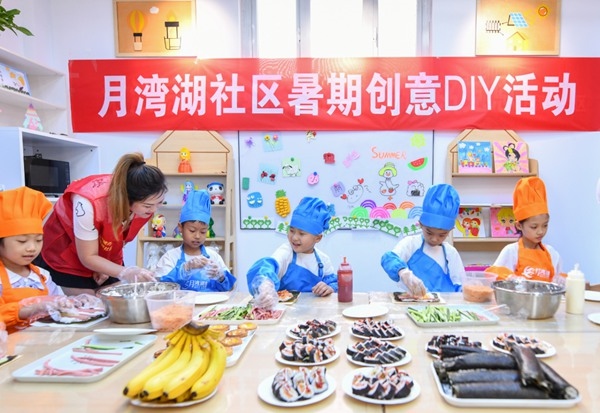 漯河市月灣湖社區(qū)青少年活動(dòng)室里，志愿者教孩子們做手工。 齊國霞攝