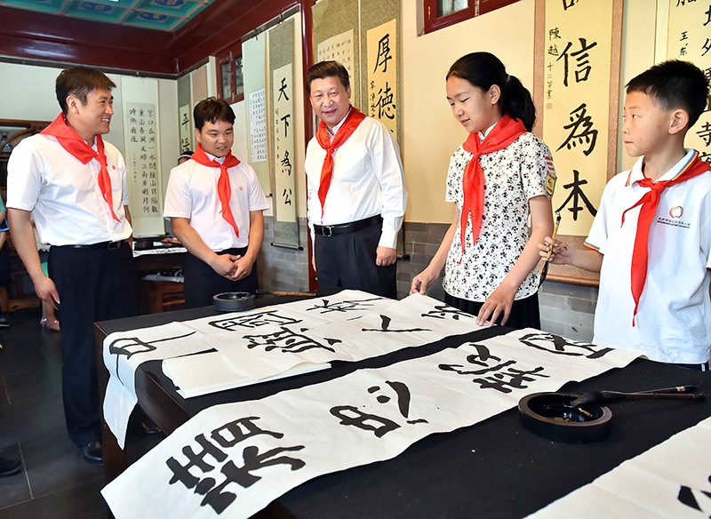 2014年5月30日，習(xí)近平總書記來(lái)到北京市海淀區(qū)民族小學(xué)，參加慶祝“六一”國(guó)際兒童節(jié)活動(dòng)。這是總書記觀看學(xué)生書寫的毛筆字。