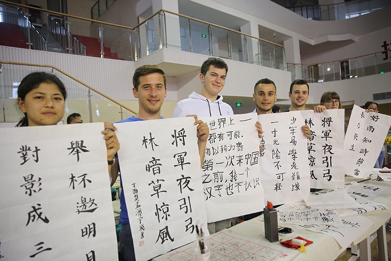2017年6月5日，來(lái)自青島大學(xué)和中國(guó)石油大學(xué)（華東）的外國(guó)留學(xué)生在展示現(xiàn)場(chǎng)完成的書法作品。