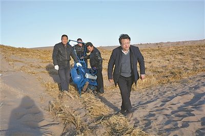 徐先英（右一）帶隊在沙漠腹地試驗新型手扶式小沙障機。受訪者供圖