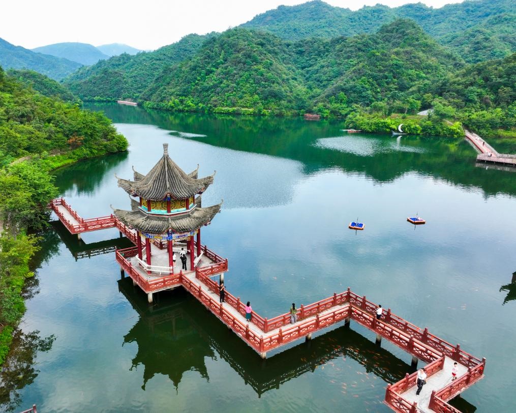 2024年8月11日，游客在湖南省雙牌縣陽(yáng)明山國(guó)家森林公園萬(wàn)和湖休閑游玩。新華社發(fā)（周秀魚(yú)春攝）