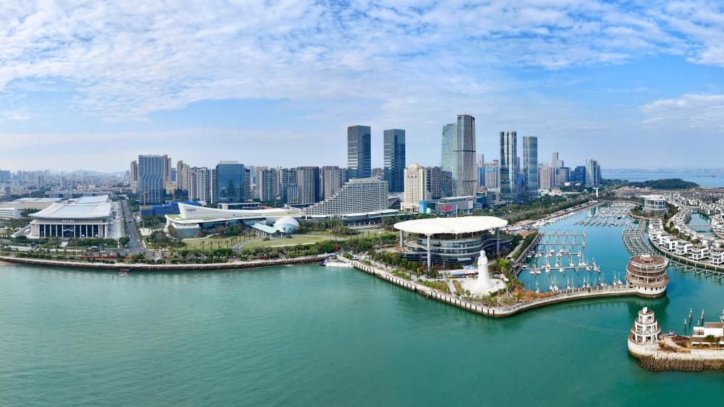 2024年1月24日拍攝的廈門(mén)國(guó)際會(huì)議中心、環(huán)島路一帶濱海城市景觀。新華社記者姜克紅攝