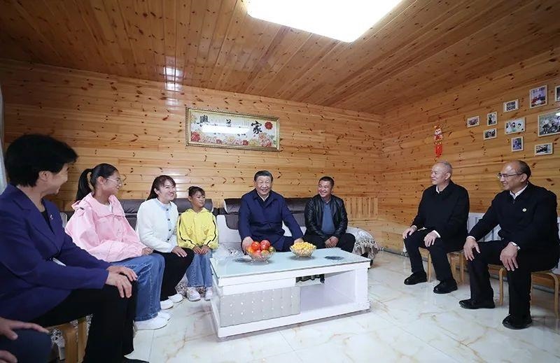△2023年9月6日，習近平總書記在黑龍江大興安嶺地區(qū)漠河市北極村，同村民史瑞娟一家親切交談。