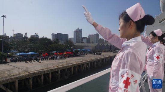 當(dāng)?shù)貢r間8月16日上午10時許，執(zhí)行“和諧使命-2024”任務(wù)的中國海軍“和平方舟”號醫(yī)院船圓滿結(jié)束對莫桑比克的訪問，駛離馬普托港，前往本次任務(wù)第五站南非。新華社發(fā)（曹春耀 攝）