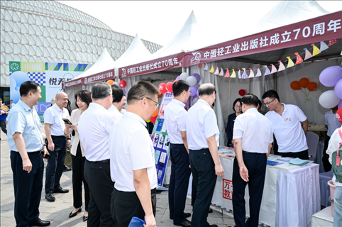“書香滿園·輕閱七十年”圖書文化歡樂市集開市。主辦方供圖
