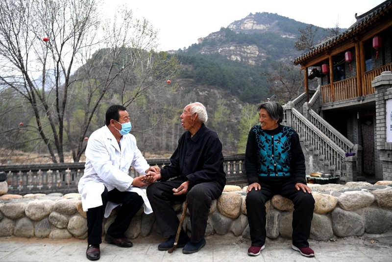 2020年4月15日，在河北阜平縣龍泉關(guān)鎮(zhèn)駱駝灣村，村醫(yī)霍建國(guó)為村民把脈。