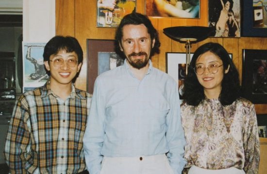 1992年，朱銳（左）赴美國杜蘭大學攻讀心靈哲學與認知科學，師從心靈哲學和認知科學家Radu Bogdan（中），右為朱銳師姐、北師大教授田平。