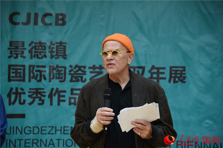 瑞典藝術(shù)家托比恩·卡爾斯博致辭。人民網(wǎng)記者 殷淼攝