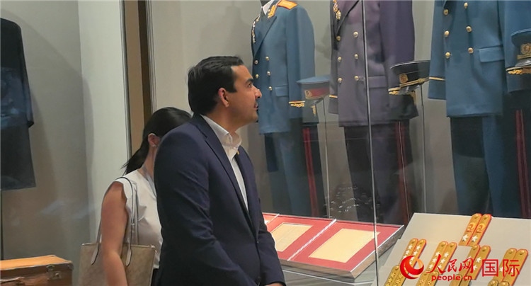 毛里求斯民議會(huì)議長(zhǎng)阿德里安·夏爾·杜瓦爾參觀中國(guó)共產(chǎn)黨歷史展覽館。人民網(wǎng) 鐘文興攝