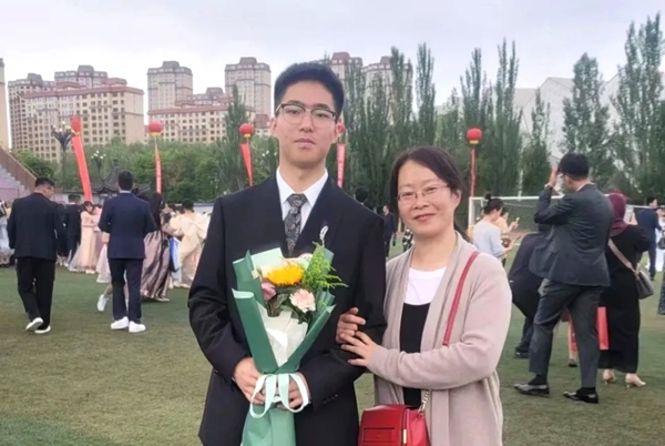 劉傲寒和媽媽合影。北航供圖