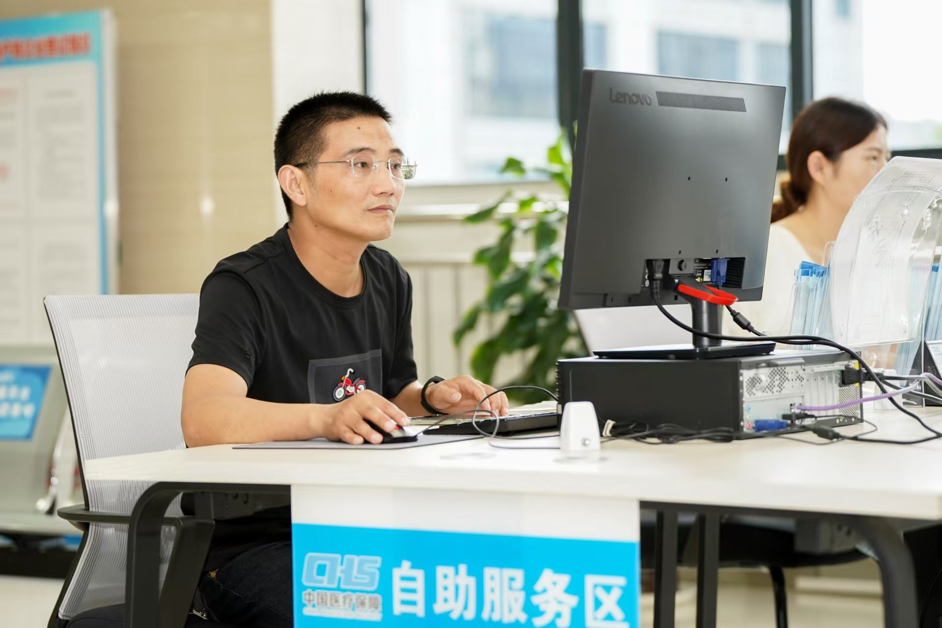 安徽省池州市市民在市政務(wù)服務(wù)大廳辦理業(yè)務(wù)。人民網(wǎng)記者 王銳攝