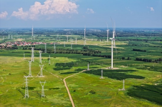 這是2024年7月19日拍攝的內(nèi)蒙古通遼238萬(wàn)千瓦風(fēng)電項(xiàng)目（無(wú)人機(jī)照片）。此項(xiàng)目每年可將75億千瓦時(shí)清潔電能經(jīng)扎魯特—青州±800（千伏）直流特高壓外送通道送至山東地區(qū)消納，相當(dāng)于滿足受端地區(qū)超過(guò)300萬(wàn)戶居民家庭用電需求，節(jié)約標(biāo)煤261萬(wàn)噸，減少二氧化碳排放634萬(wàn)噸。